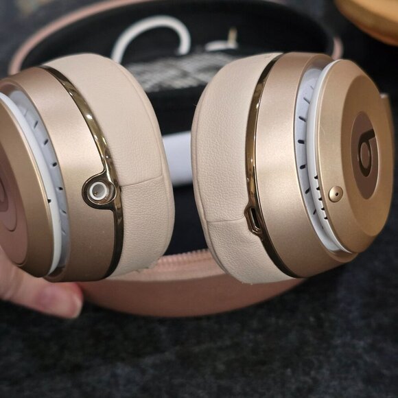 Beats Solo3 ✦ Rose Gold Wireless Headphones ✦ Limited Edition w/ Case On-Ear EUC - Picture 3 of 16